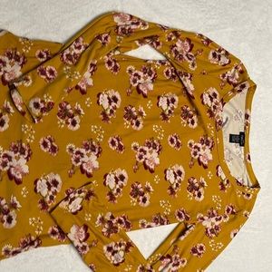 rue21 XL
92% POLYESTER
8% SPANDEX
Yellow shirt with flowers on it
